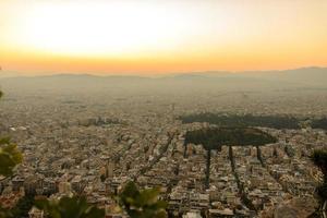 panorama de la ville du soir avec la colline du lycabette photo