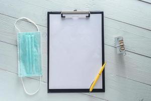 cahier pour notes, médicaments, seringues. tourné sur un fond en bois blanc d'en haut. photo