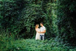 un couple heureux s'amuse dans le parc sur la nature. photo