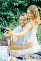 un couple heureux s'amuse dans le parc sur la nature. photo