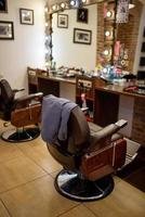 costume d'homme d'affaires sur fauteuil dans un salon de coiffure. ouvrir une petite entreprise après la quarantaine. photo