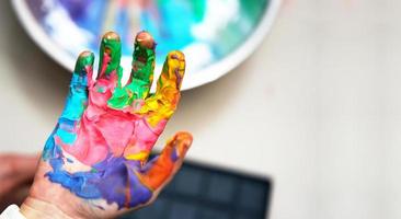 la personne montre de la peinture à la main colorée avant l'impression avec des œuvres d'art amusantes photo