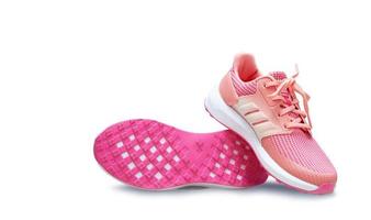 chaussures de sport roses avec semelle de chaussures sur fond blanc isolé photo