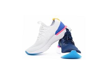 chaussures de sport pour courir, deux couleurs sur fond blanc isolé photo