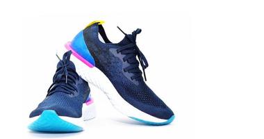 paires de chaussures de sport bleues pour courir sur fond blanc isolé photo