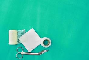 plâtre, bandage net, gaze et ciseaux pour panser une plaie propre sur fond médical avec espace de copie, mise à plat photo