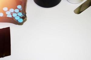 fond médical avec des comprimés bleus sur le comptoir de la table de la pharmacie avec espace de copie photo
