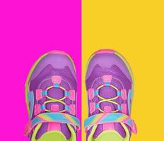 Deux paires de chaussures pour enfants sur fond de quatre couleurs pastel photo