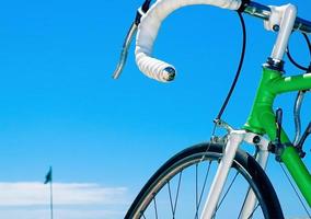 vélo de course vert avec le guidon blanc sur fond de ciel bleu photo