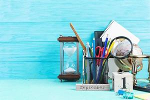 différentes fournitures scolaires sur fond bleu. retour à l'école photo