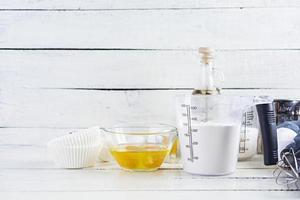 farine avec accessoires de cuisine pour faire de la pâte. pâte pour la cuisson. photo