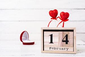 Saint Valentin. calendrier en bois avec le 14 février dessus. photo