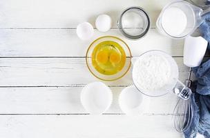 farine avec accessoires de cuisine pour faire de la pâte. pâte pour la cuisson. photo