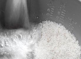 riz préparé pour la cuisson dans un cuiseur à riz électrique photo