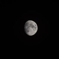 timelapse de la lune, stock time lapse pleine lune se lève dans le ciel sombre de la nature, la nuit. laps de temps de disque de pleine lune avec la lune s'allume dans le ciel noir de nuit. séquences vidéo gratuites de haute qualité ou timelapse photo