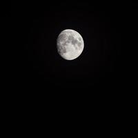 timelapse de la lune, stock time lapse pleine lune se lève dans le ciel sombre de la nature, la nuit. laps de temps de disque de pleine lune avec la lune s'allume dans le ciel noir de nuit. séquences vidéo gratuites de haute qualité ou timelapse photo