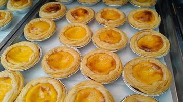 tartes aux œufs dorés sur un plateau desserts appétissants pour les amateurs de douceur photo