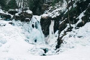 cascade d'hiver avec de l'eau gelée et de la neige photo