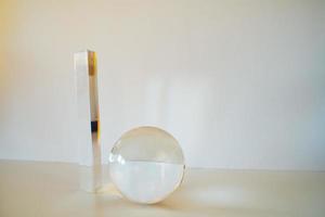 boule de cristal géométrique et prisme sur fond blanc photo