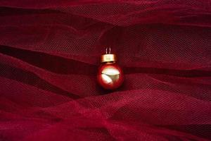 ornement boule d'or sur tulle rouge photo