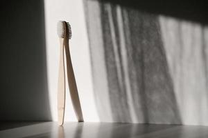 Brosse à dents en bois de bambou sur fond blanc photo