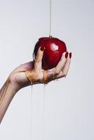 femme tenant une pomme rouge photo