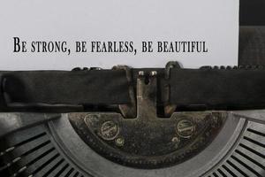 citation motivante et inspirante tapée sur une vieille machine à écrire classique. photo