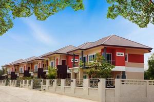 nouvelle maison et résidence moderne avec construction de maisons en banlieue en thaïlande. photo