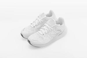 chaussures de course pour femmes blanches sur fond blanc. photo