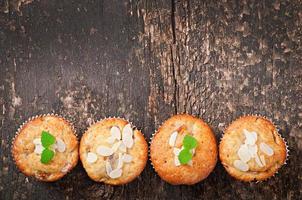 muffins aux prunes et pétales d'amande décorés de feuilles de menthe photo