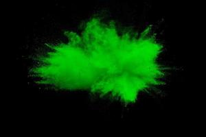explosion de poudre de couleur verte sur fond noir. photo