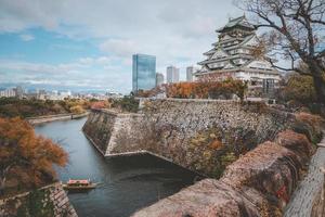 château d'osaka entouré de murs de pierres avec bâtiment moderne et fond de ciel bleu en automne, ville d'osaka, kansai, japon. Le château est l'un des monuments les plus célèbres du Japon. photo