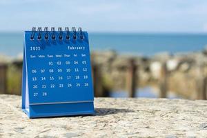 calendrier de février 2022 bleu sur fond flou de l'océan bleu photo