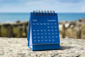 calendrier bleu de septembre 2022 sur fond flou de l'océan bleu photo
