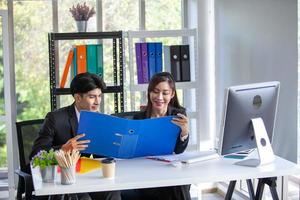 des collègues masculins et féminins de l'équipe d'affaires qui parlent au travail partagent des idées avec un ordinateur portable, de jeunes collègues heureux travaillent ensemble sur un ordinateur photo