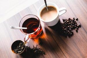 café et thé avec grains de café et feuilles de thé sur parquet. photo