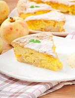 tranche de tarte aux pommes sur une assiette décorée de feuilles de menthe photo