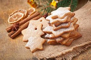 Biscuits de Noël faits maison saupoudrés de sucre en poudre photo