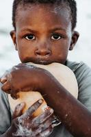 portrait d'un jeune garçon africain à zanzibar photo