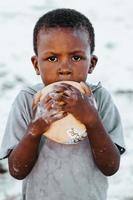 portrait d'un jeune garçon africain à zanzibar photo