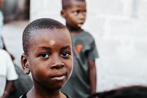 portrait d'un jeune garçon africain à zanzibar photo