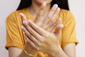 corona virus covid-19 désinfectant pour les mains gel anti-alcool pour la protection de l'hygiène des mains féminine photo