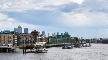 Londres, 2016. sloop amarré sur la rive nord de la tamise photo