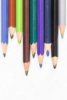 crayons de couleur en bois empilés avec copie espace au-dessus de fond blanc photo