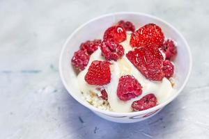 fromage cottage et mélange de yogourt avec fraise et framboise photo