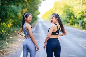 les femmes s'exercent joyeusement pour une bonne santé. notion d'exercice photo