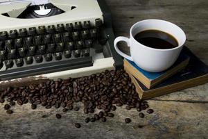 machine à écrire et café sur fond de bois photo