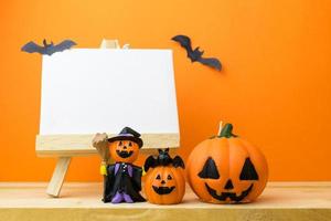 citrouilles d'halloween sur une table en bois photo