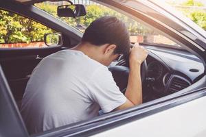 homme se sentant mal après un accident de voiture photo