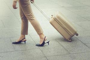femme marchant portant une valise photo